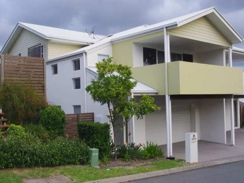 SPACIOUS TOWN HOUSE 3 BED 2 BATH DOUBLE LOCK UP GARAGE IN EXCEPTIONAL SOUGHT-AFER LOCATION!