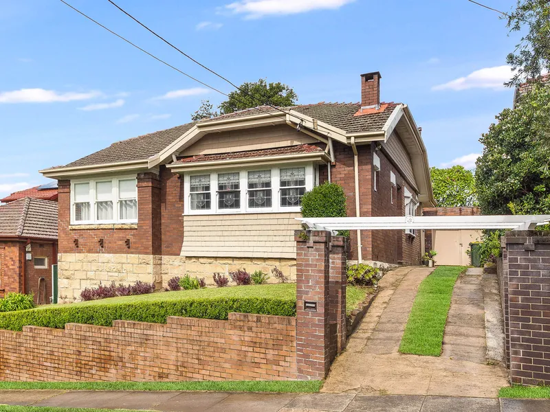 Elegant full brick period home in sought after McRaes Estate