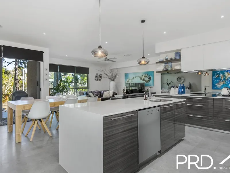 Executive Villa in Exclusive Southport Location - walk to TSS!