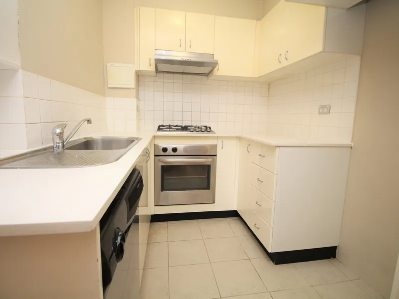 BEAUTIFULLY PRESENTED 2 BEDROOM APARTMENT!