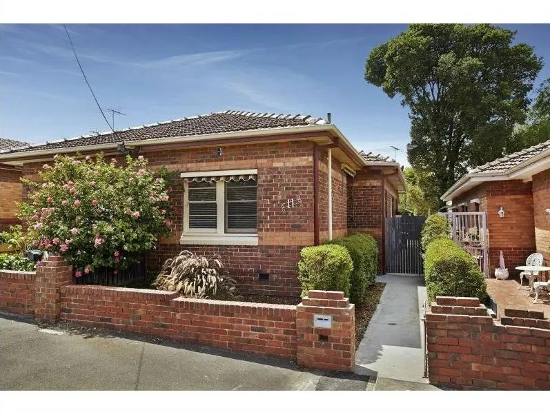 RENOVATED ART DECO 2 BEDROOM HOUSE WITH AC AND HEATING! 