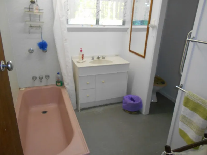 LARGELY RENOVATED LOWSET HOME - CAPABILITY TO SLEEP 10 !