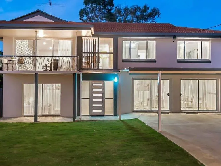 LARGE MODERN DOUBLE STOREY WITH DUAL LIVING!