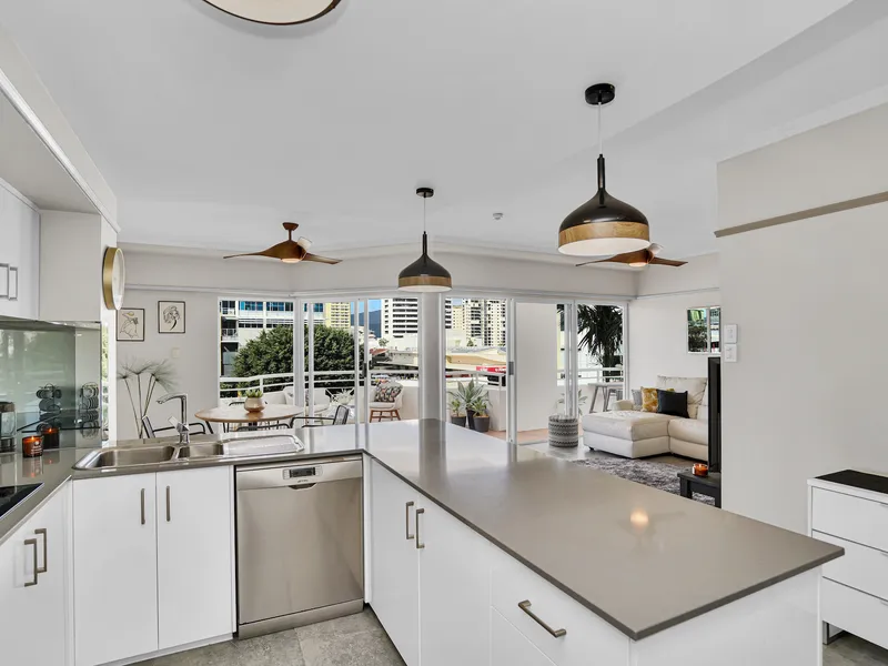 BEAUTIFUL VIEWS, PRIME LOCATION, LUXURY INNER CITY LIVING 