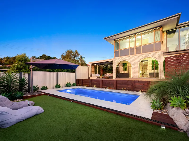 EXCEPTIONAL SIZING, DUAL-LIVING OPPORTUNITY AND RESORT OUTDOOR!