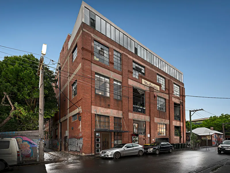 Classic MacRobertson Style: Bright, Spacious & Well-positioned