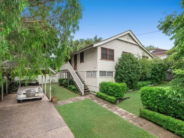 CHARMING LARGE FAMILY HOME CLOSE TO SHOPS, CAFES AND SCHOOLS