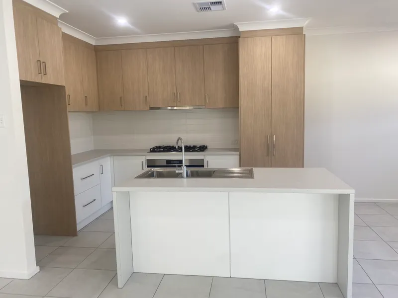 Upmarket 4 Bedroom home, pet negotiable, outdoor entertaining.