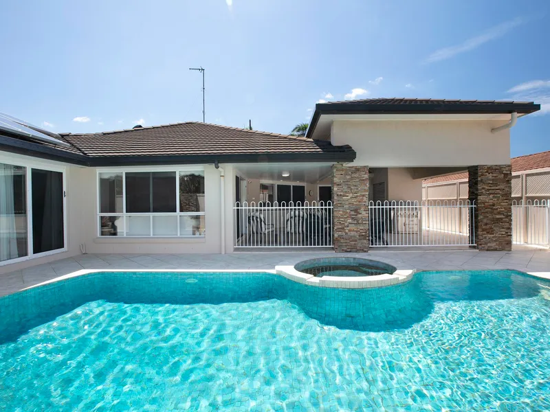 SPACIOUS BEACH COURT FAMILY HOME