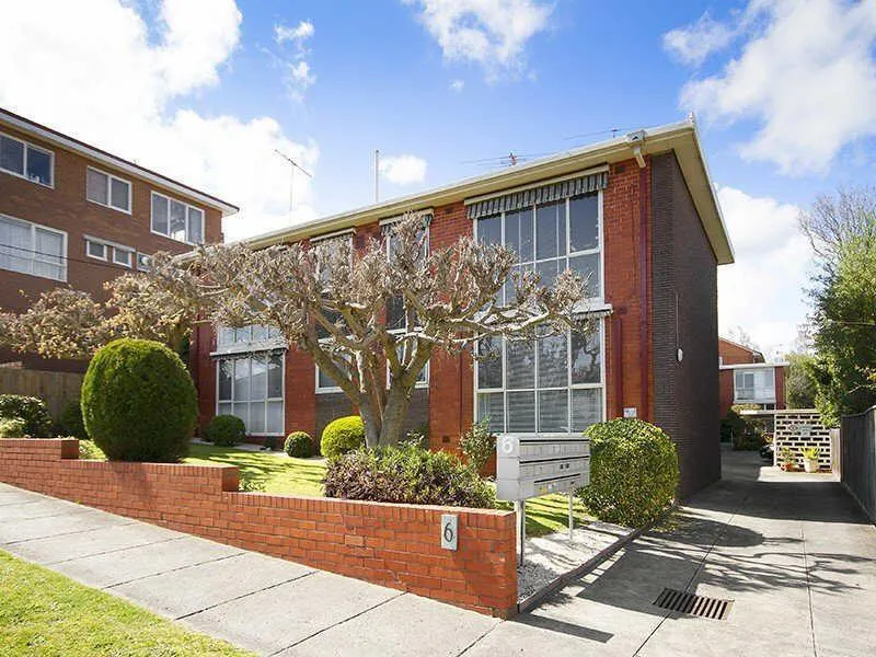 Grand 1 bedroom apartment of impressive proportions with added bonus of a Storage room