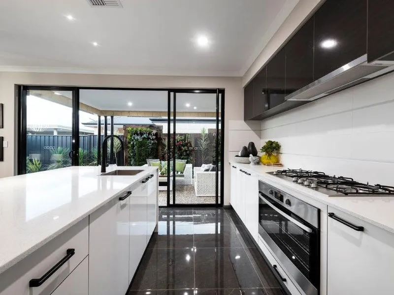FAMILY 4x2 in BEECHBORO Fr $650k