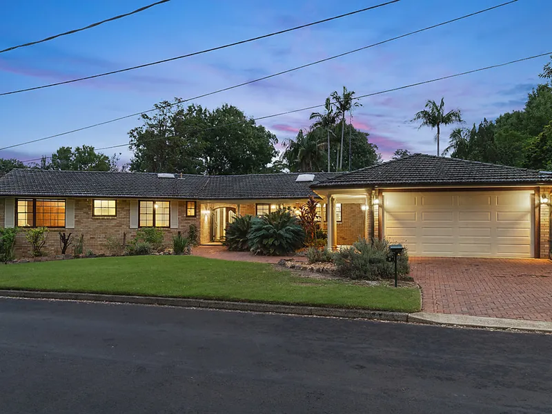 Full brick residence in peaceful parkside enclave