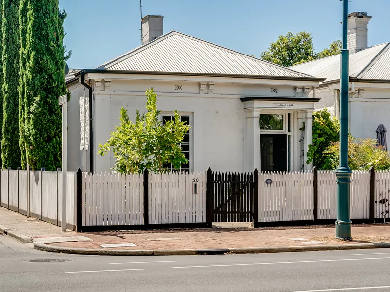 Fully Furnished Cottage on Cosmopolitan Melbourne Street