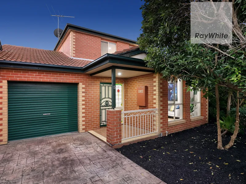 Low-Maintenance Style in the Heart of Greenvale!