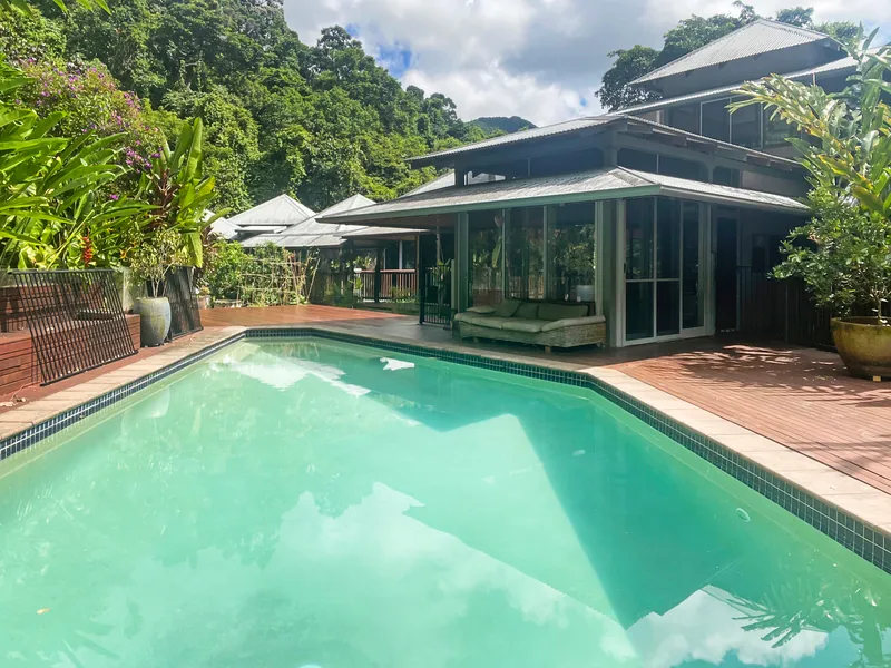 Set amongst the Treetops !!