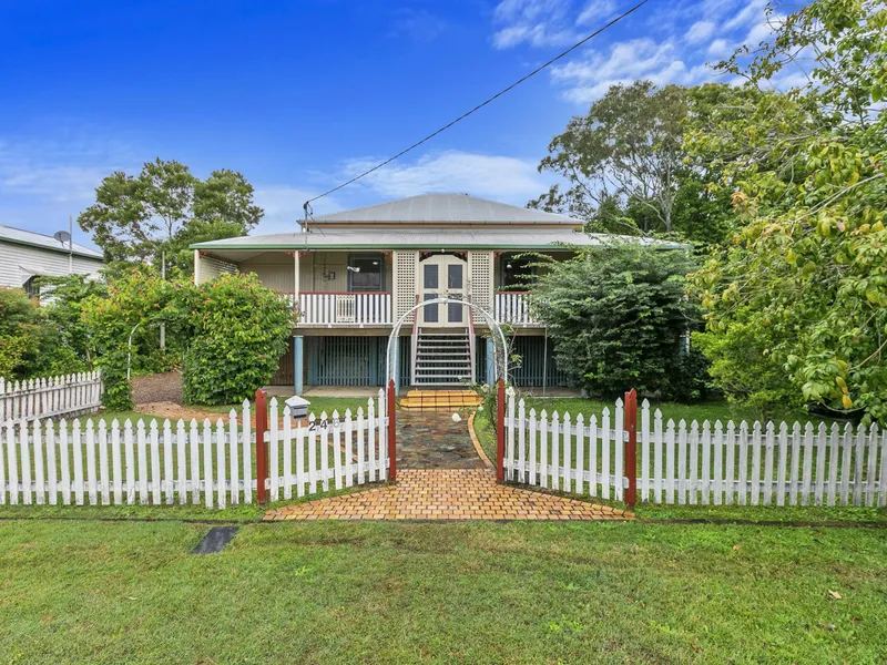 SPACIOUS FAMILY COLONIAL CLOSE TO CBD