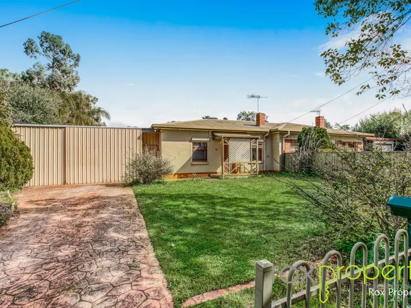 A Whole Lotta Duplex : Big 735m2 Allotment, Carport up to 4 Cars PLUS Big Undercover Entertaining Area!