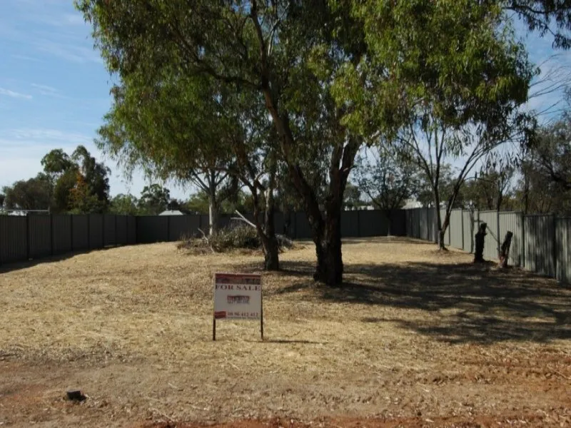 WALKING DISTANCE TO TOWN & SHOPS.