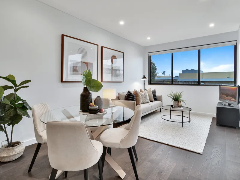 Stylish & Convenient 1 + Study Apartment