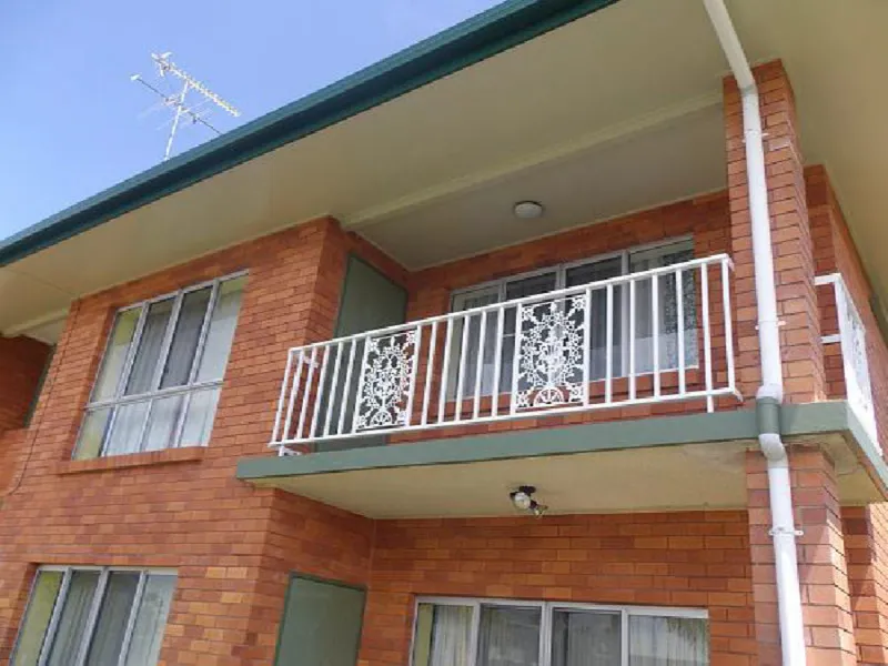 UPSTAIRS UNIT OVERLOOKING POOL & CLOSE TO BEACHFRONT !