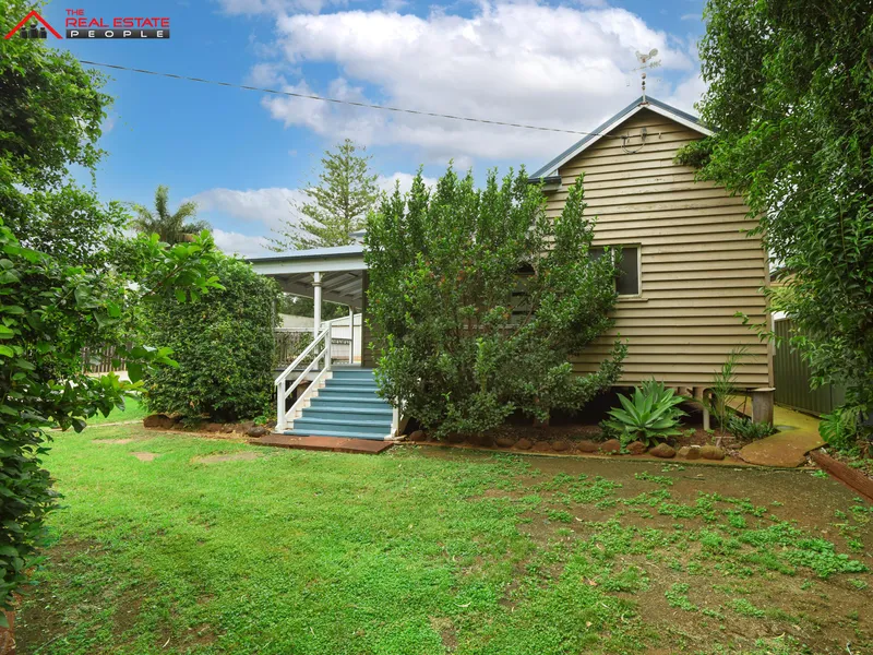 Large Queenslander Built 1901!