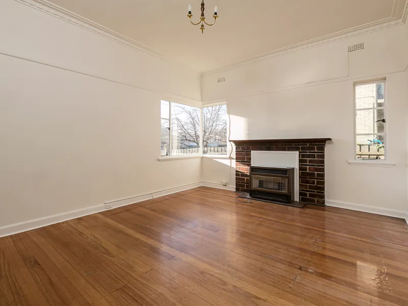 Art Deco Delight With Plenty Of Natural Light