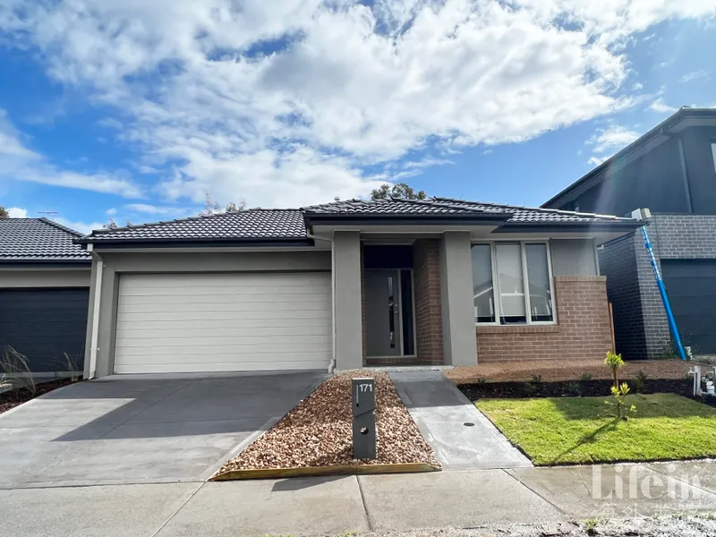 Brand New 4 Bedroom 2 Baths House in Craigieburn