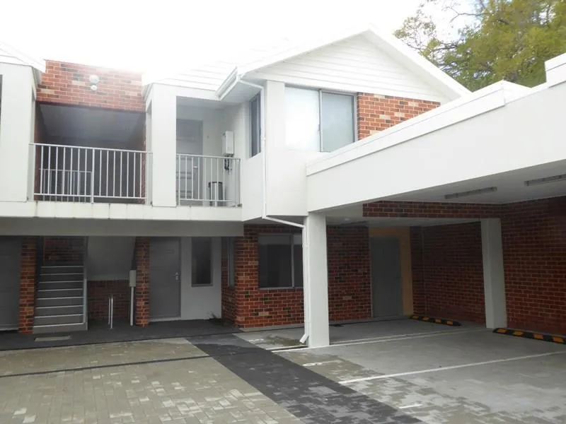 2 BEDROOM, 2 BATHROOM GROUND FLOOR APARTMENT WITH COURTYARD