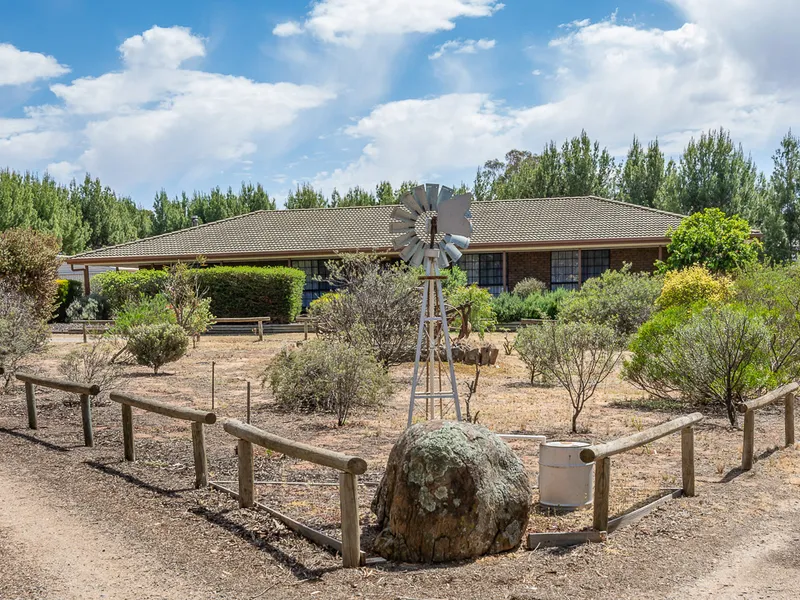 Comfortable Country Lifestyle Awaits