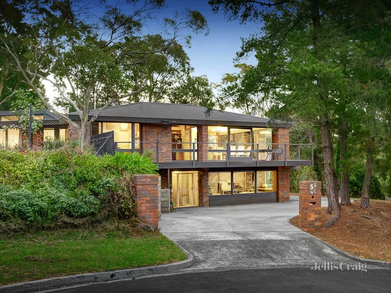 Glorious treetop aspect, architectural promise