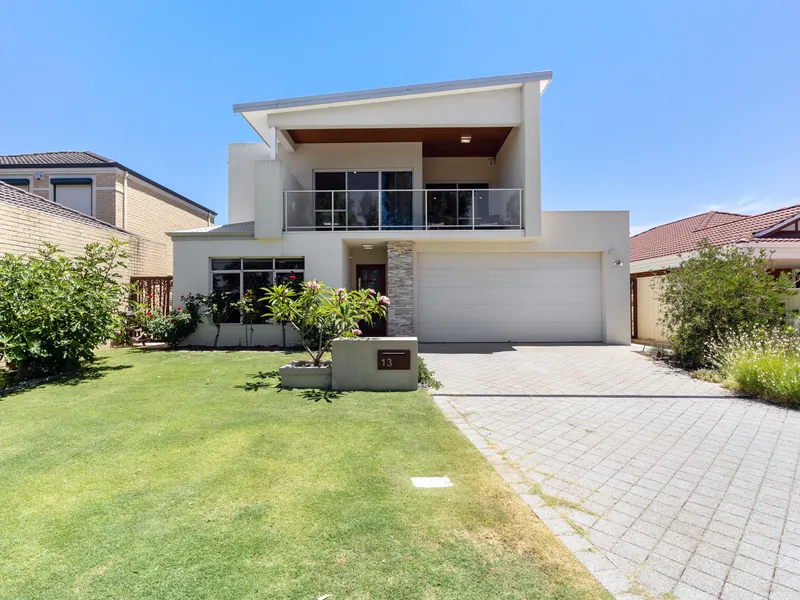 FIRST CLASS LIVING BY THE RIVER!