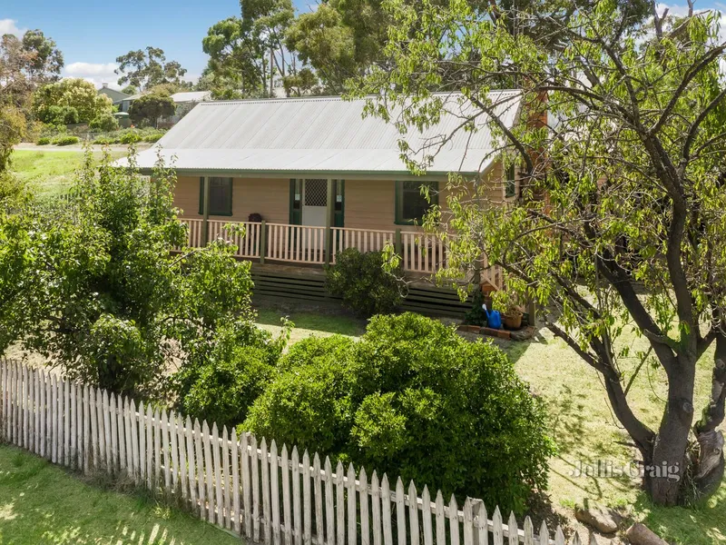 Charming timber cottage the perfect location to while away your weekends
