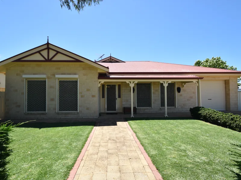 Superb Sandstone Home, Immaculately Presented, one of Kingscote's Finest!
