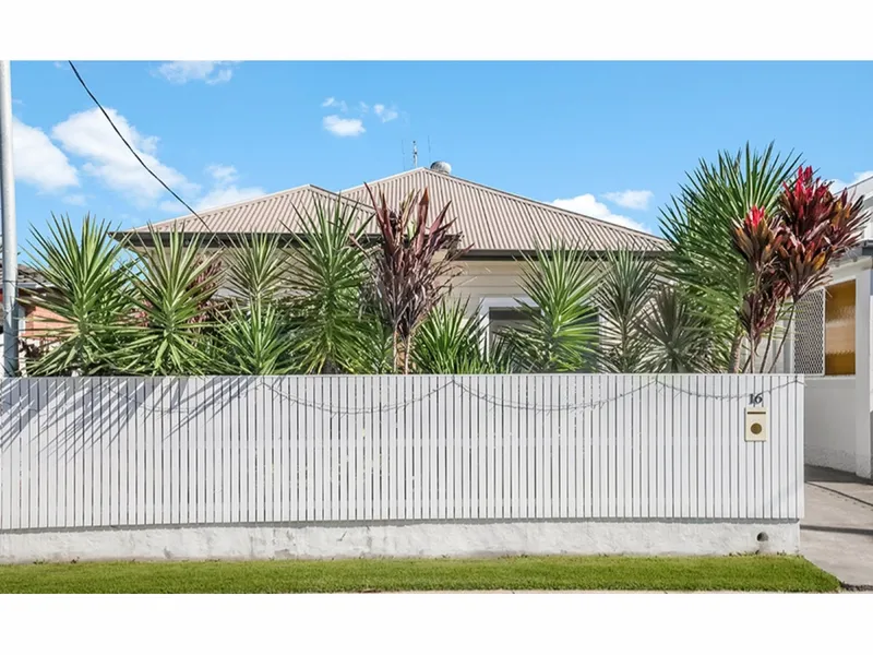 CONTEMPORARY AND SPACIOUS HOME