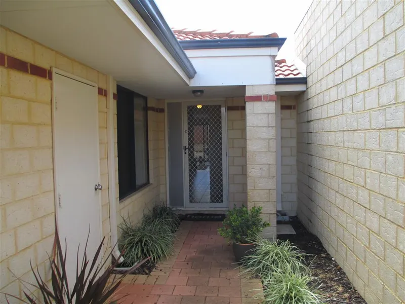 Modern House with Parklands at the Doorstep!