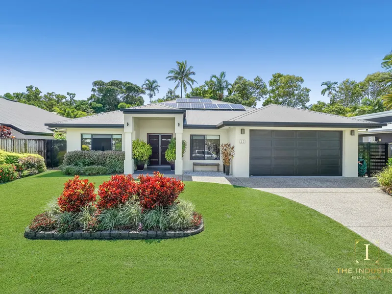 Tropical family home only 2 blocks from the beach