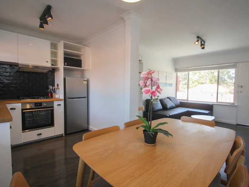MODERN FULLY FURNISHED & FULLY RENOVATED 1X1 UNIT 150m FROM UWA!