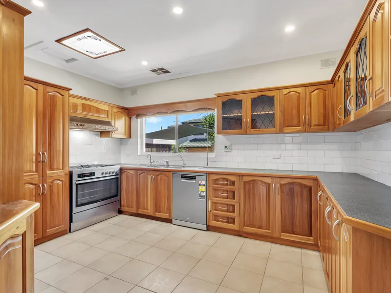 5-bedroom home in the heart of Para Hills!