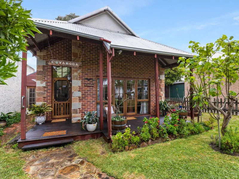 MARKET PREVIEW “Cuyahoga” - City Living / Country Style