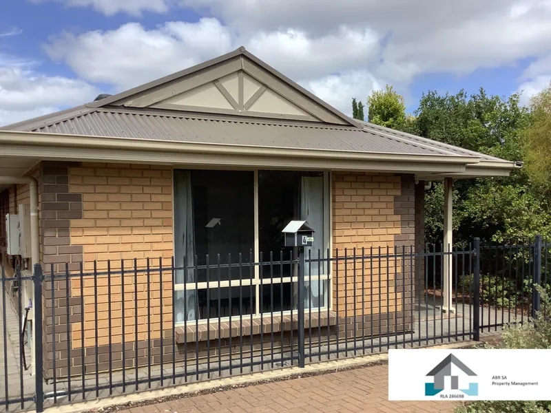 MODERN FAMILY HOME with Low maintenance garden!