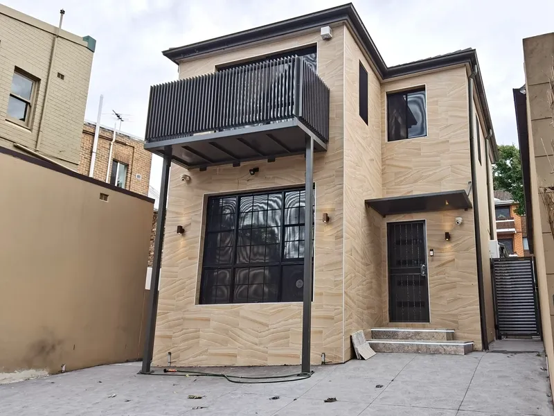 Luxury 5 bedroom house, available now!