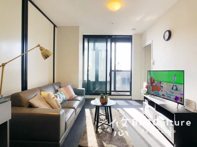 Relax in this Contemporary, Sun-Lit Apartment with Gorgeous Views
