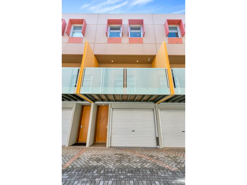 Adelaide CBD Townhouse 2 Beds 1 Bath - $460 per week available 14/01/2022