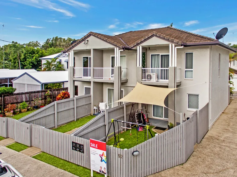 Tidy Townhouse in Small Complex - Close to Beach 