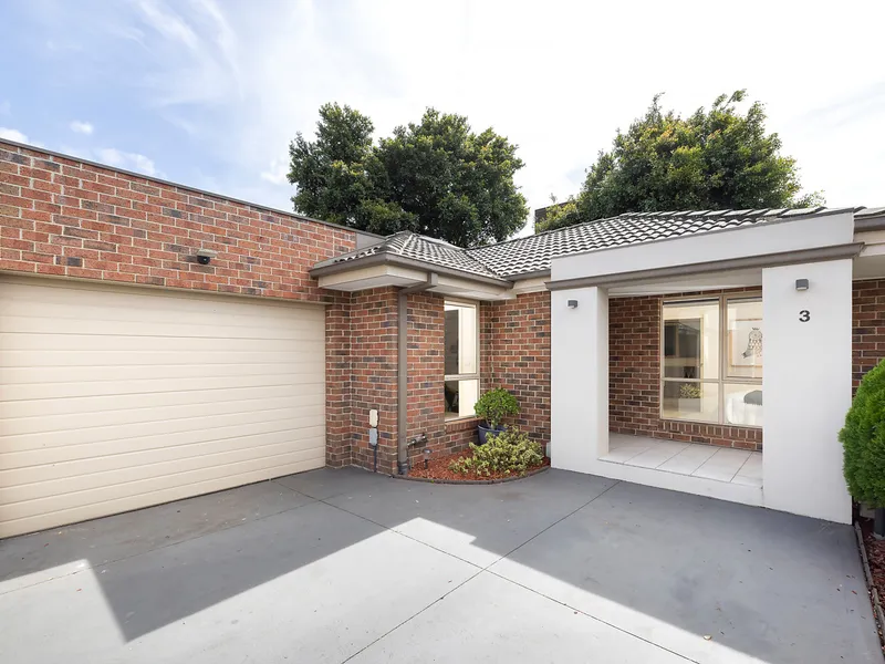 Stylish, Secluded and South of Bell Street!