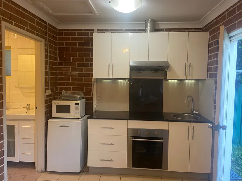 Granny Flat / Walking to train station and Westfield