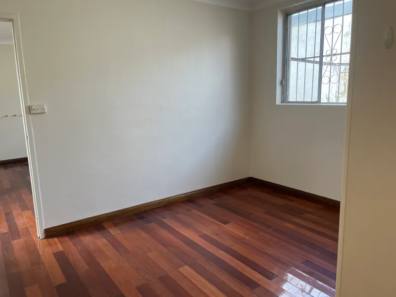 TIDY GRANNY FLAT IN ULTRA CONVENIENT SETTING JUST FOOTSTEPS TO STATION & THE STRAND