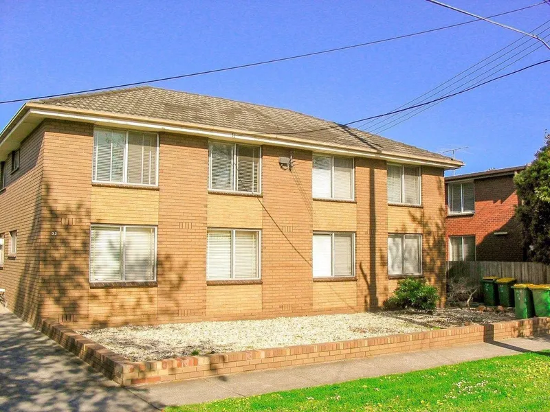 SPACIOUS TWO BEDROOM IN LEAFY TREE-LINED STREET 