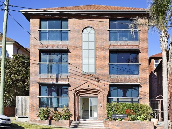 Beach front apartment with unobstructed ocean views over Bronte Beach!