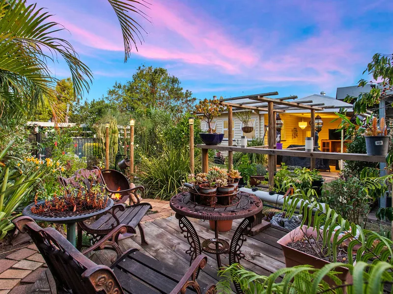 CHARMING COTTAGE WITHIN AN ENCHANTED GARDEN: A SYMPHONY OF NATURE'S BEAUTY